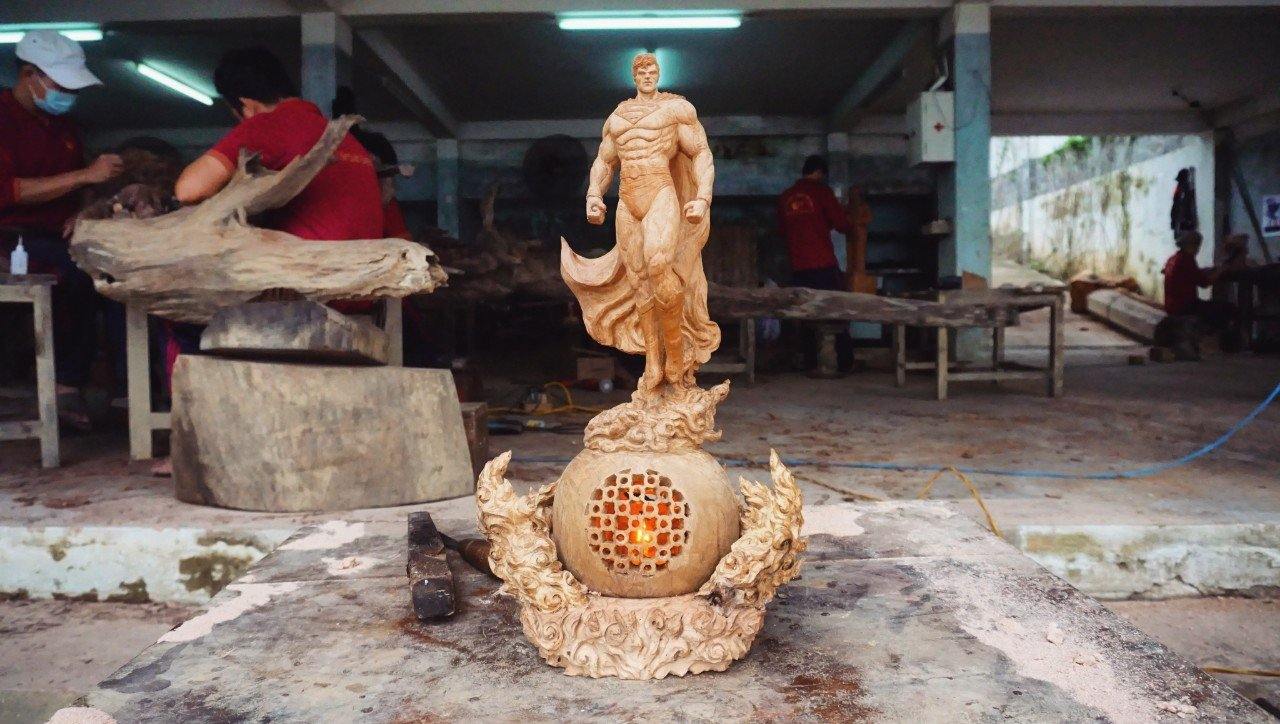 SUPERMAN Glowing Base Sculpture - Woodart Vietnam 