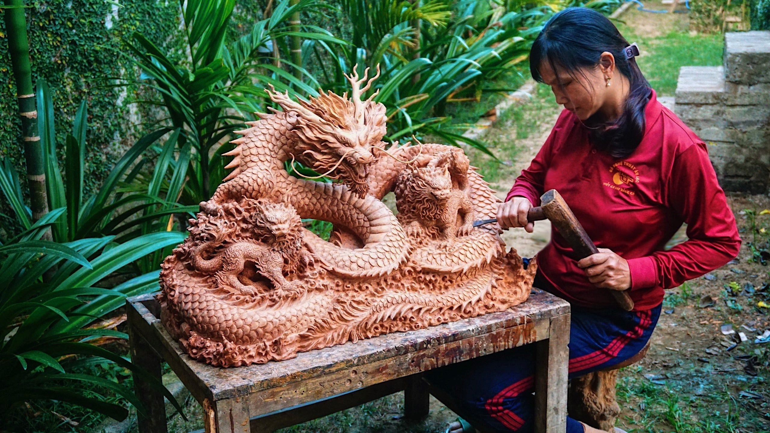 dragon-wood-carving-sculpture