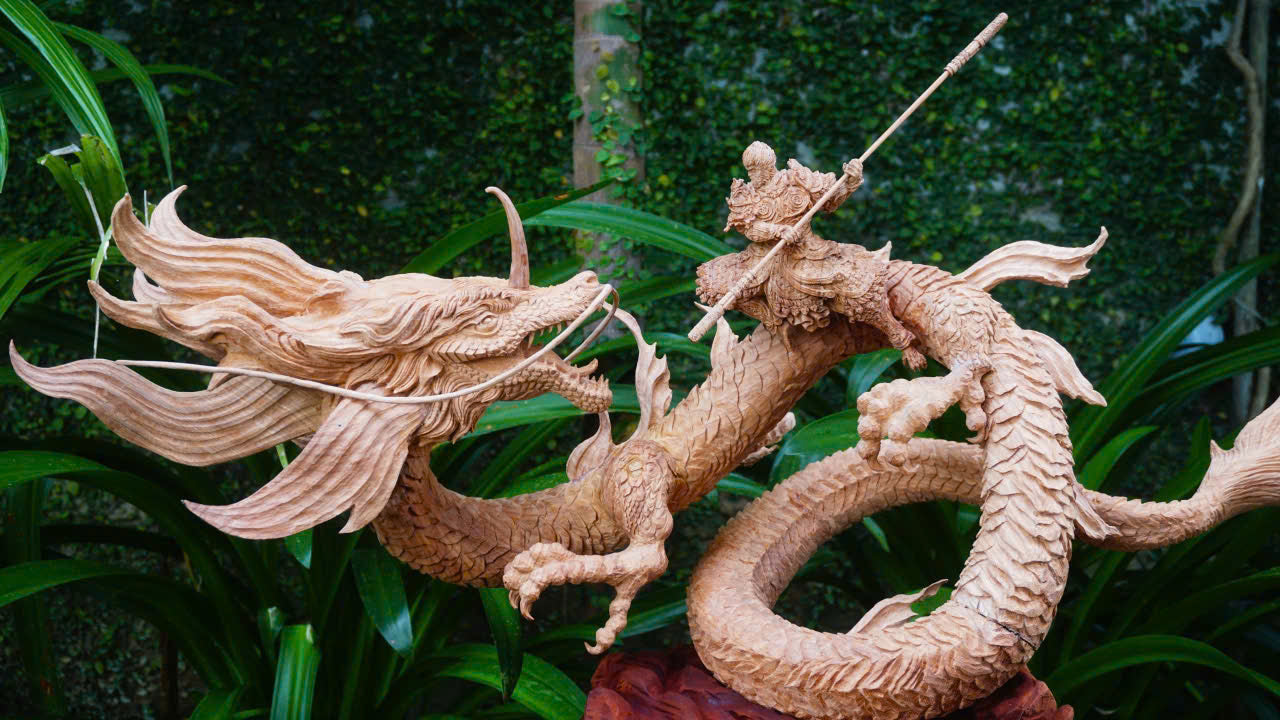 Monkey-king-figure-wooden-statue-vs-dragon