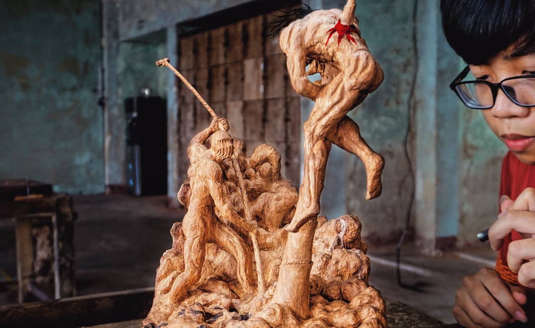 Eren vs Warhammer Titan - Attack on Titan - Figure Wood Carving - Woodart Vietnam