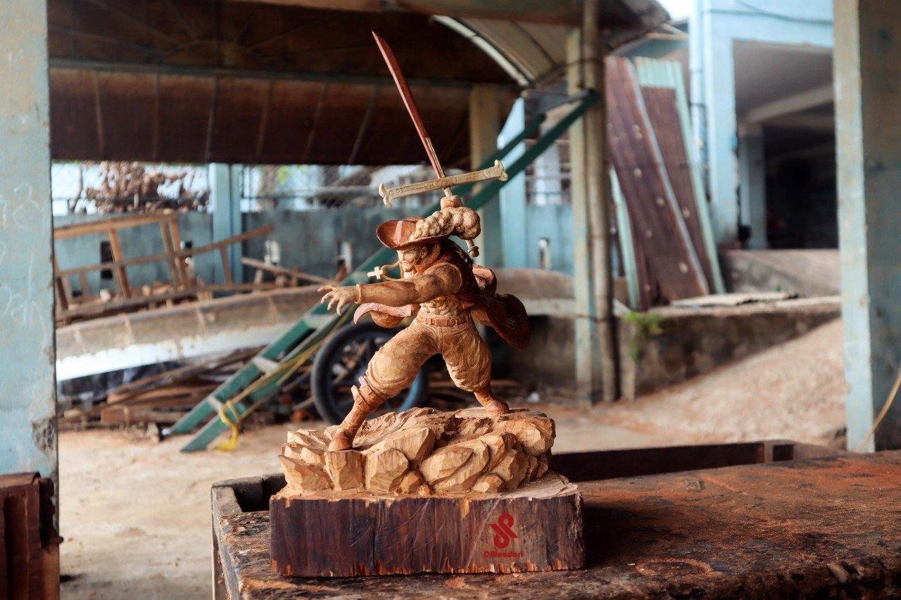 Mihawk Figure Wood Carving - One Piece - Woodart Vietnam