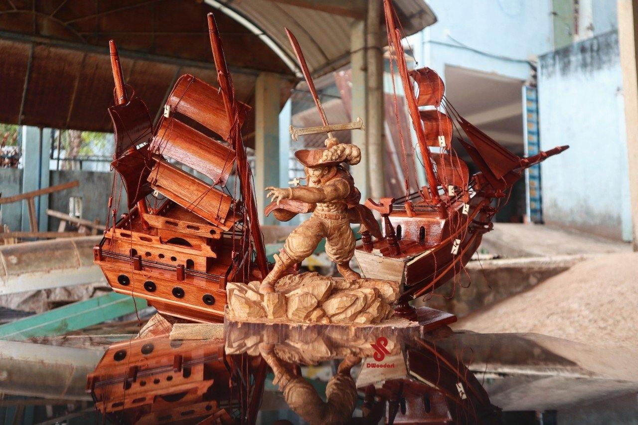 Mihawk Figure Wood Carving - One Piece - Woodart Vietnam